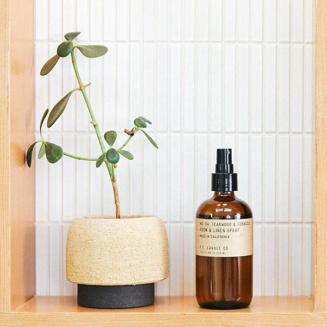 P.F. Candle Co. - Teakwood & Tobacco Room & Linen Spray 柚木和煙草房間和床單心靈噴霧